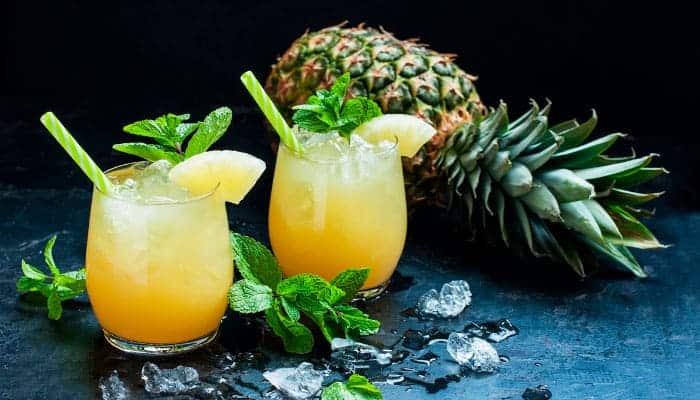 caipirinha de abacaxi com hortela um drink para o calor do verao
