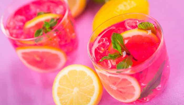 No momento você está vendo Pink Lemonade Receita Sem Álcool uma Bebida Clássica #1 nos Bares Americanos
