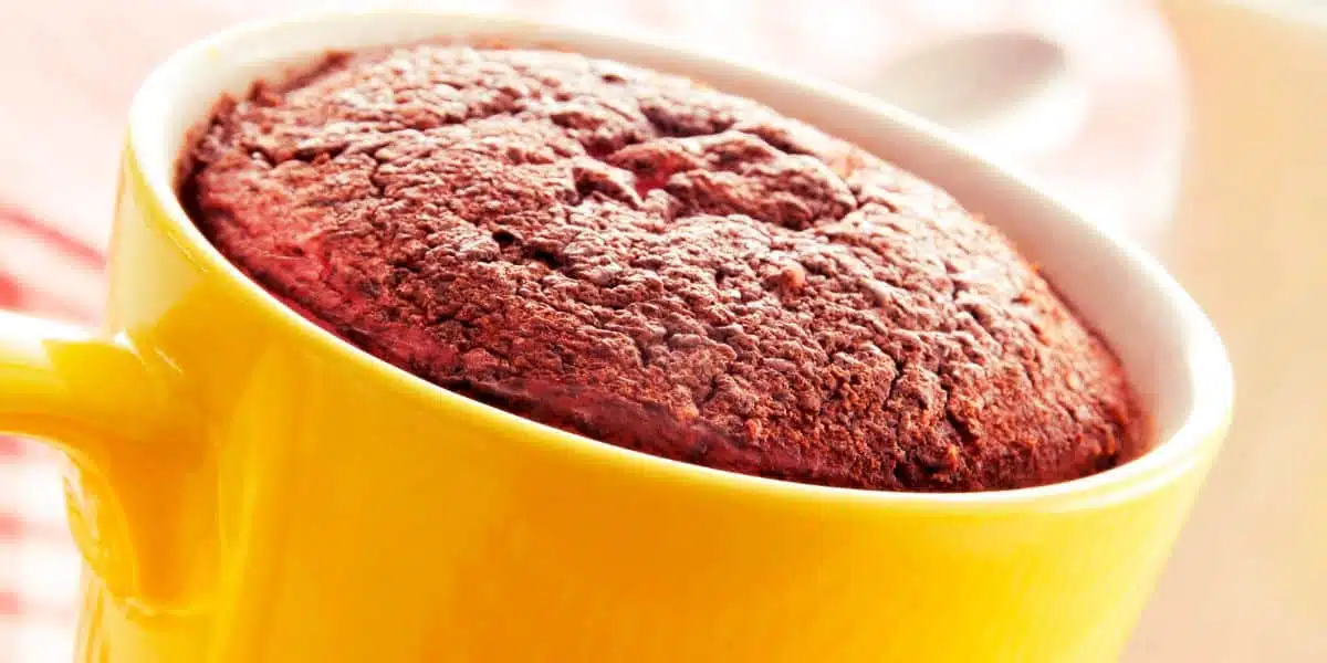 Leia mais sobre o artigo Como fazer bolo de chocolate de caneca fácil e rápido que toda família vai amar